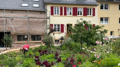Else Manz in ihrem Garten vorm Haus in Deuslebach.