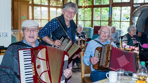 Herbert Theis (86), Hedwig Steil (76) und Fritz Irsch (96) begleiten die Sänger auf ihren Instrumenten. (Foto: SWR)