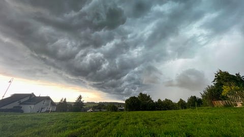 Dicke Wolken bei Reinsfeld: Ein Unwetter zieht auf