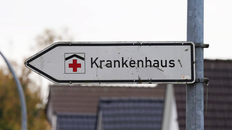 Ein Schild mit der Aufschrift Krankenhaus: Auch Krankenhäuser in der Region Trier stehen unter finanziellem Druck (Foto: picture-alliance / Reportdienste, picture alliance/dpa | Marcus Brandt)