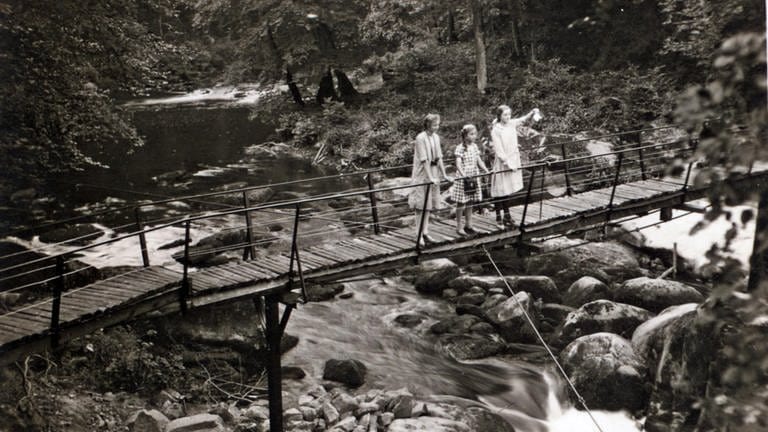 Die Brücken über die Irreler Wasserfälle im Lauf der Zeit. (Foto: SWR, Zweckverband Naturpark Südeifel)