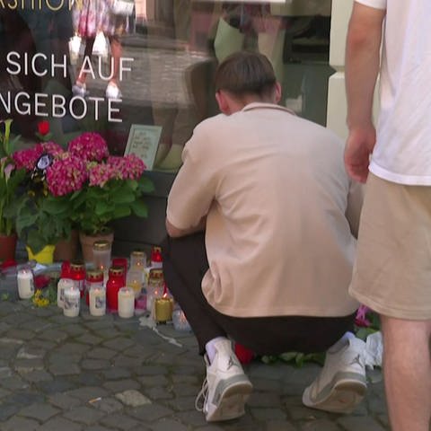 Trauernde am Tatort auf dem Marktplatz in Wittlich bei der Säubrennerkirmes (Foto: SWR)
