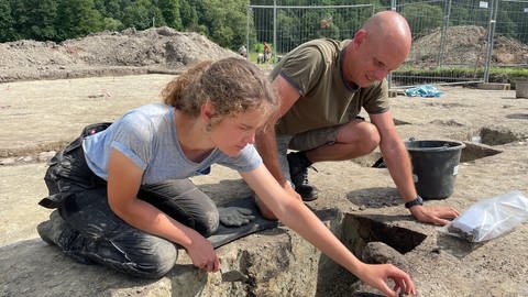 Sofie von Prónay und Dr. Peter Henrich bei der Ausgrabung der wohl ältesten römischen Brücke in Duppach in der Vulkaneifel.  (Foto: SWR)