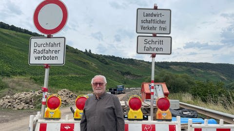 Norbert Friedrich an der Baustelle an der Ortsausfahrt Klüsserath.