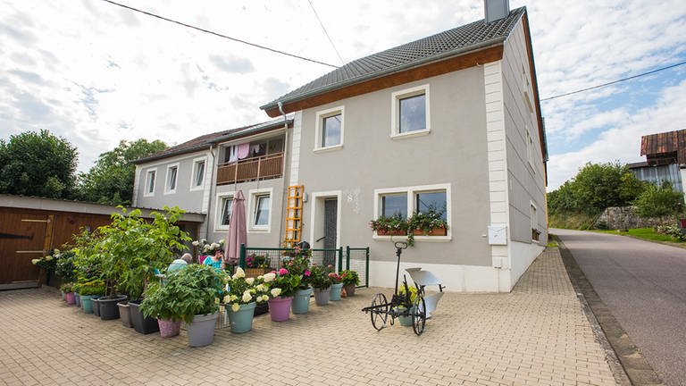 Senioren-WG in der Eifel: Ein Schritt gegen die Altersarmut: Das Bauernhaus in Rodershausen ist inzwischen wieder ein Schmuckstück. Dort leben zwei ältere Menschen in einer Wohngemeinschaft. (Foto: SWR)