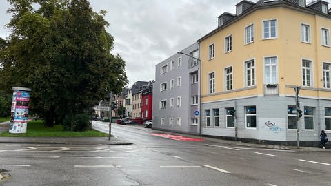 Die neue Umweltspur in der Trierer Südallee beginnt an der Kreuzung zur Saarstraße. Diese Spur ist nur für Busse und Radfahrer. (Foto: SWR, Hannah Plunien)