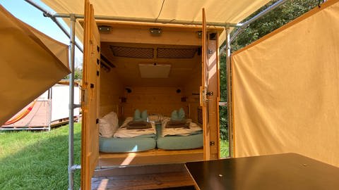 Sommer in der Destinature Südeifel. Die Sommerhütten bieten Platz für zwei Gäste und ähneln einem Zelt.  (Foto: SWR)