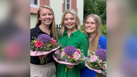 Diese drei Kandidatinnen wollen Weinkönigin im Anbaugebiet Mosel werden. (Foto: Moselweinwerbung e.V./Ansgar Schmitz)