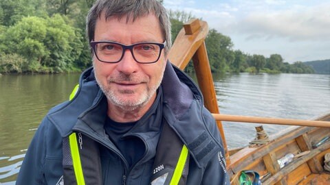 Christoph Schäfer ist Experte für antike Schifffahrt. Der Professor an der Universität Trier hat mit seinem Team das antike Römerschiff Bissula rekonstruiert.  (Foto: SWR, Christian Altmayer)