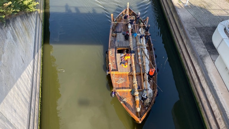 Das nachgebaute Römerschiff Bissula ist von Trier Richtung Cannes gestartet. Dafür muss es auch in dei Schleuse in Kanzem passieren. 