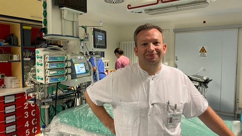 Guido Michels ist der neue Chefarzt des Zentrums für Notaufnahme am Krankenhaus der Barmherzigen Brüder in Trier.  (Foto: SWR)