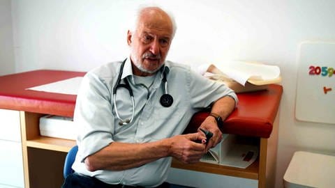 Der Kinderarzt Reinhold Jansen wird seine Praxis in Daun vorerst weiter betreiben. Der 73-Jährige hatte eigentlich geplant, im Herbst in den Ruhestand zu gehen.