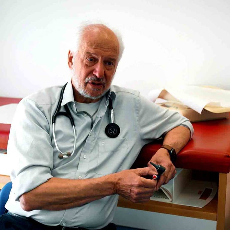 Der Kinderarzt Reinhold Jansen wird seine Praxis in Daun vorerst weiter betreiben. Der 73-Jährige hatte eigentlich geplant, im Herbst in den Ruhestand zu gehen.