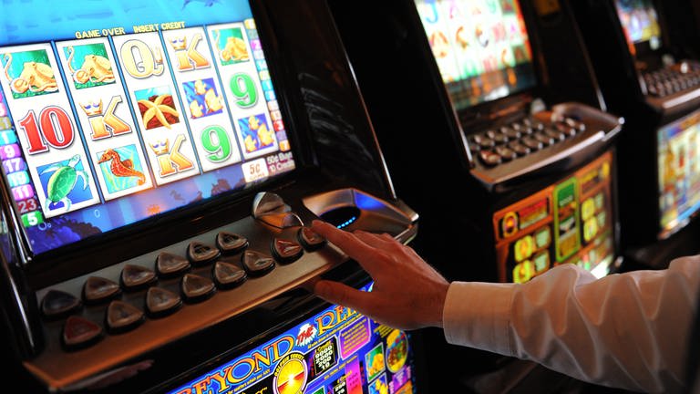 Spielautomaten in einem Casino. Zum Aktionstag gegen Glücksspielsucht soll auf die Gefahren des Glücksspiels aufmerksam gemacht werden. Schnell kann sich Glücksspiel zu einer Sucht entwickeln. 