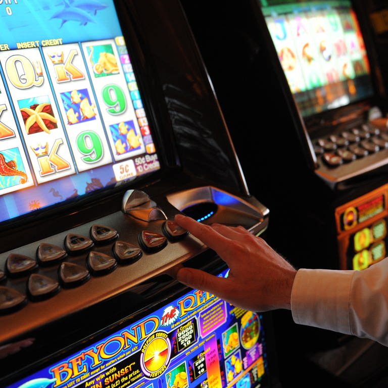 Spielautomaten in einem Casino. Zum Aktionstag gegen Glücksspielsucht soll auf die Gefahren des Glücksspiels aufmerksam gemacht werden. Schnell kann sich Glücksspiel zu einer Sucht entwickeln.  (Foto: dpa Bildfunk, Picture Alliance/ Angelika Warmuth)