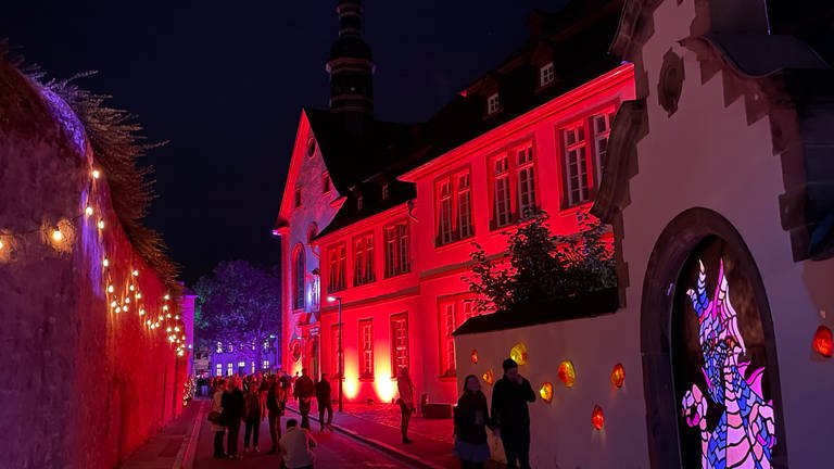 Viele bunt beleuchtete Gebäude bei der Illuminale Trier 2023