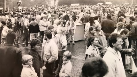 Besucher auf dem Zwiebelmarkt in Weimar während des Konzerts der Leiendecker Bloas 1988.