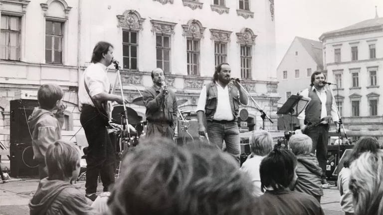 Trierer Mundart in der DDR: Ein Foto vom legendären Auftritt der Leiendecker Bloas 1988 in Weimar.