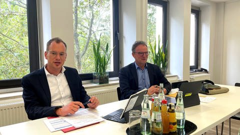 Verwaltungsdirektor Matthias Gehlen (links) und Landrat Stefan Metzdorf erläutern auf einer Pressekonferenz die schwierige Situation des Krankenhauses in Saarburg.