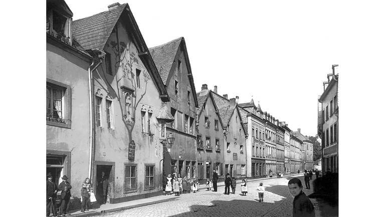 Weberbach, um 1900. In der "Weberbach" stehen in der Zeit um 1900 noch mehrere gotische Häuser, darunter das stuckverzierte Haus "Zum Kronenbaum", Zunfthaus der früher in der Straße ansässigen Färber (von links).