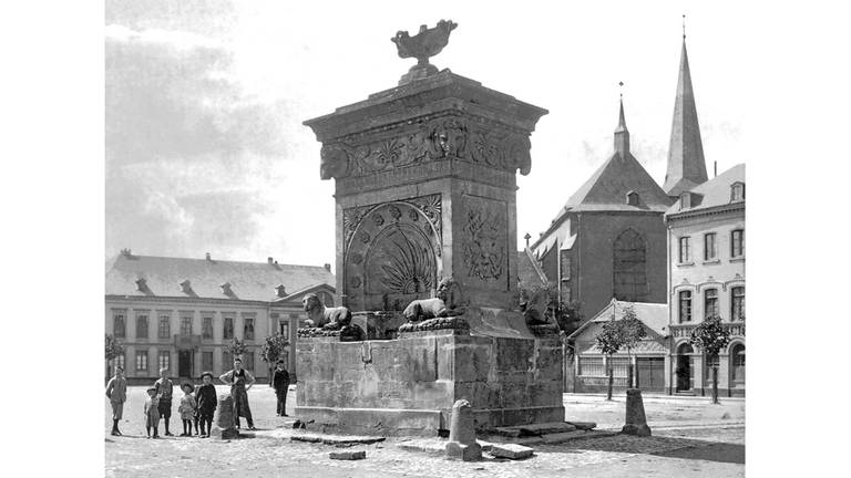 Viehmarkt nach Südwesten, vor 1898. Aus dem Gelände des niedergelegten Kapuzinerklosters wird 1811 der Viehmarktplatz. Der 1892 in der Platzmitte errichtete Brunnen wird 1898 entfernt.
