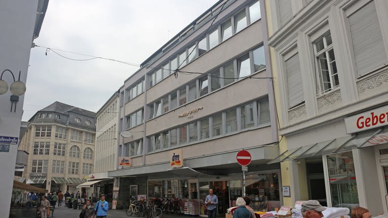 Im oberen Teil der Brotstraße sind die meisten historischen Häuser heute durch Neubauten ersetzt.