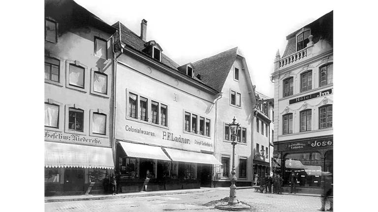 Graben-Ecke Palaststraße um 1900. Ab 1844 ersetzten mit Gas betriebene Laternen die Ölllampen als Straßenbeleuchtung.