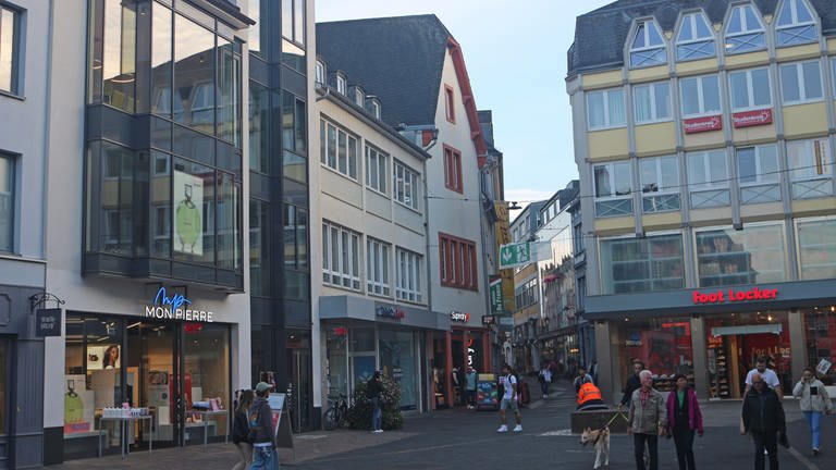 Die Grabenstraße heute: Moderne Zweckbauten bestimmen das Straßenbild.