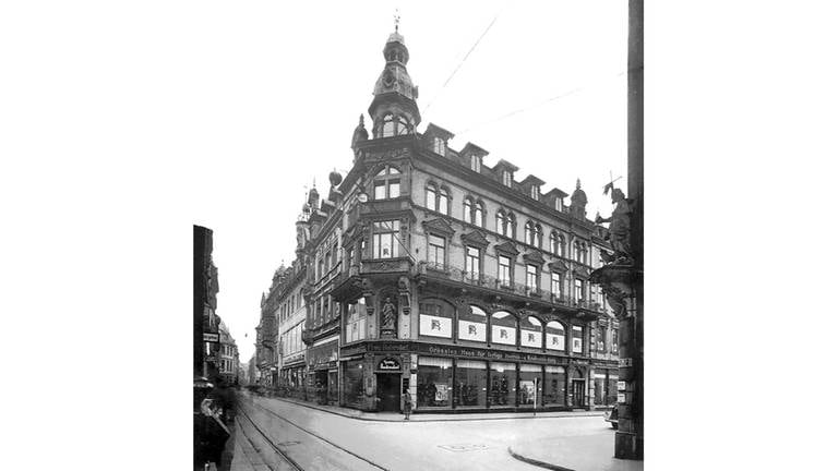 Brot-Ecke Johann-Philipp-Straße, um 1925. In späteren Neubauten hat nur die Figur des Hl. Philippus die Zeiten überdauert.