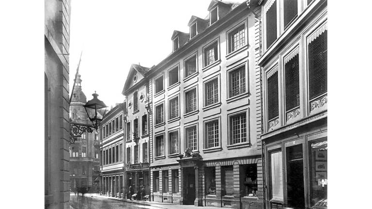 Brotstraße, um 1900. Im oberen Teil der Brotstraße sind das Haus "Zum Löwenstein" (Bildmitte), die folgenden Häuser und das Warenhaus Haas an der Kreuzung Brot-Neu-Fahrstraße (1911 erneuert, heute Textilkaufhaus Sinn) durch Neubauten ersetzt.