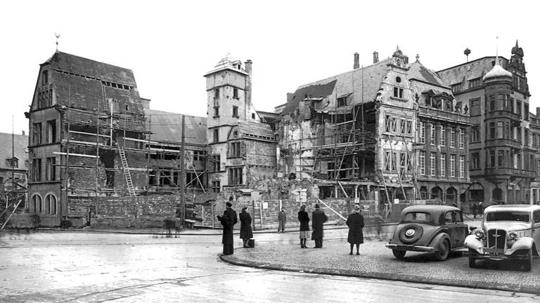 Steipeneck nach der Zerstörung und dem Wiederaufbau. Am 21. Dezember 1944 werden die Steipe und benachbarte Häuser am Hauptmarkt nahezu vollständig zerstört. Erhalten bleiben nur Kellergewölbe, ein Hofflügel von 1559 mit Treppenturm und das Hahnenhaus an der Dietrichstraße.