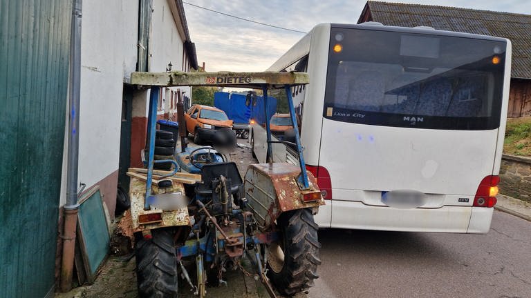 Unfall mit Schulbus in Hentern im Kreis Trier-Saarburg