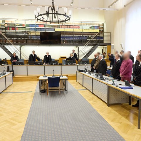 Im Prozess gegen die "Vereinten Patrioten" sitzen jetzt auch zwei Menschen aus Rheinland-Pfalz auf der Anklagebank. Der Vorwurf: Hochverrat.  (Foto: picture-alliance / Reportdienste, Picture Alliance)