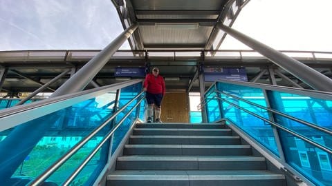 Steil, steiler, Bahnhof Gerolstein: Für gehbehinderte Menschen wie Wolfgang Scheibe, aber auch für Menschen mit Gepäck, schweren E-Bikes oder Kinderwagen sind die Treppen zu den Gleisen 2 und 3 eine Herausforderung. (Foto: SWR, Anna-Carina Blessmann)