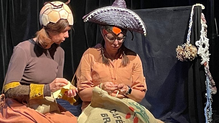 Das Com.guck Theater Trier mit einer Szene aus dem Stück "Land unter" - zwei Darstellerinnen als Kartoffelkäfer (Foto: SWR, Nicole Mertes )