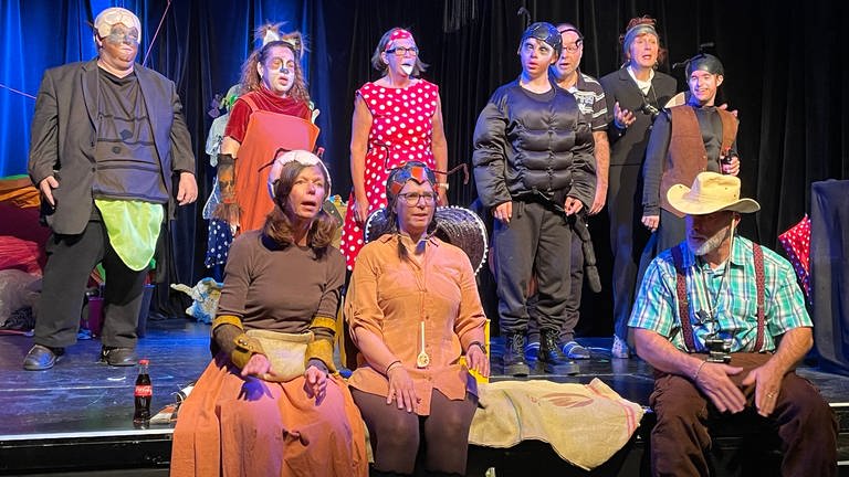 Das Com.guck Theater Trier besteht aus 11 Schauspielerinnen und Schauspielern.  (Foto: SWR, Nicole Mertes )