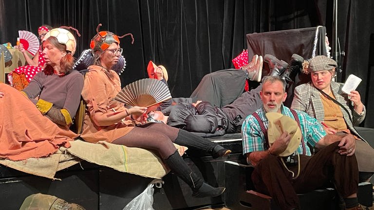 Das Com.guck Theater Trier in einer Szene des Stücks "Land unter". Klimawandel verursacht Hitzewellen und Dürre. (Foto: SWR, Nicole Mertes )