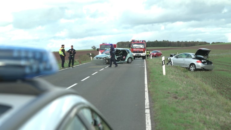 Bei Irsch (Landkreis Trier-Saarburg) sind auf der B407 zwei Autos zusammengestoßen. Sieben Menschen wurden verletzt und kamen ins Krankenhaus - darunter ein kleiner Junge. (Foto: SWR)