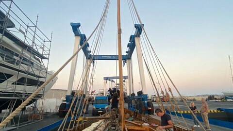 Das Römerschiff "Bissula" liegt jetzt im alten Hafen von Cannes. Von hier aus starten die Trierer Wissenschaftler zu Testfahrten.  (Foto: Christoph Schäfer )