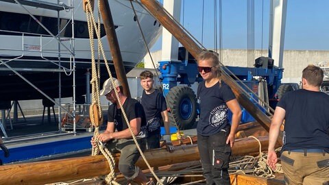 Das Römerschiff "Bissula" liegt jetzt im alten Hafen von Cannes. Von hier aus starten die Trierer Wissenschaftler zu Testfahrten.  (Foto: Christoph Schäfer )