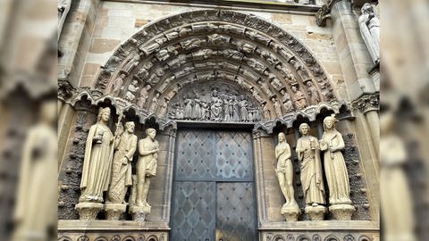 Die Figuren im Portal der gotischen Liebfrauenkirche Trier. Die Frauenfiguren vorne rechts und links symbolisieren das Christentum und das Judentum. (Foto: SWR)