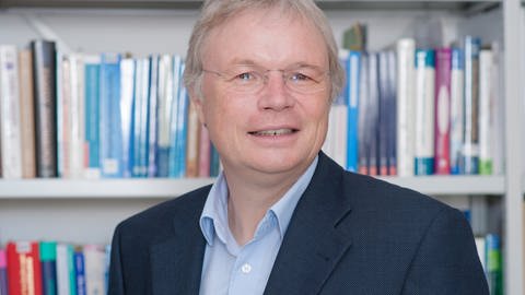 Wolfgang Lutz ist Professor für klinische Psychologie an der Uni Trier. Er beobachtet, dass Menschen oft zu spät therapiert werden und manche Probleme chronisch werden können. (Foto: SWR, Wolfgang Lutz)