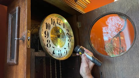 Zeitumstellung - Herr der Uhren aus Traben-Trarbach- Udo Nehls kümmert sich um die Pflege von mehr als 25 Uhren im Hotel Bellvue (Foto: SWR)
