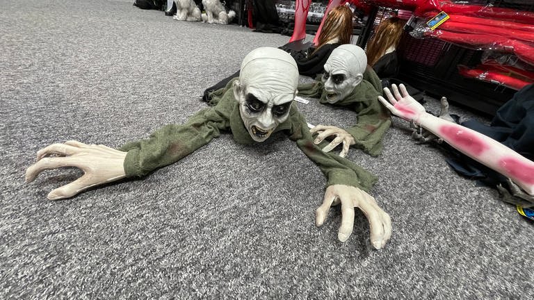 Halloween Kostüme und Puppen in Trier (Foto: SWR)