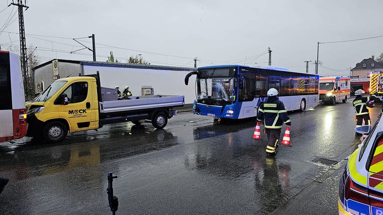 Unfall mit einem Bus und zwei anderen Fahrzeugen in Trier Ehrang. Dabei ist die Windschutzscheibe des Busses geplatzt. (Foto: Agentur Siko)