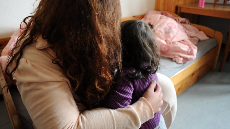Mutter mit Kind in einem Raum. (Foto: picture-alliance / Reportdienste, Britta Perdersen)