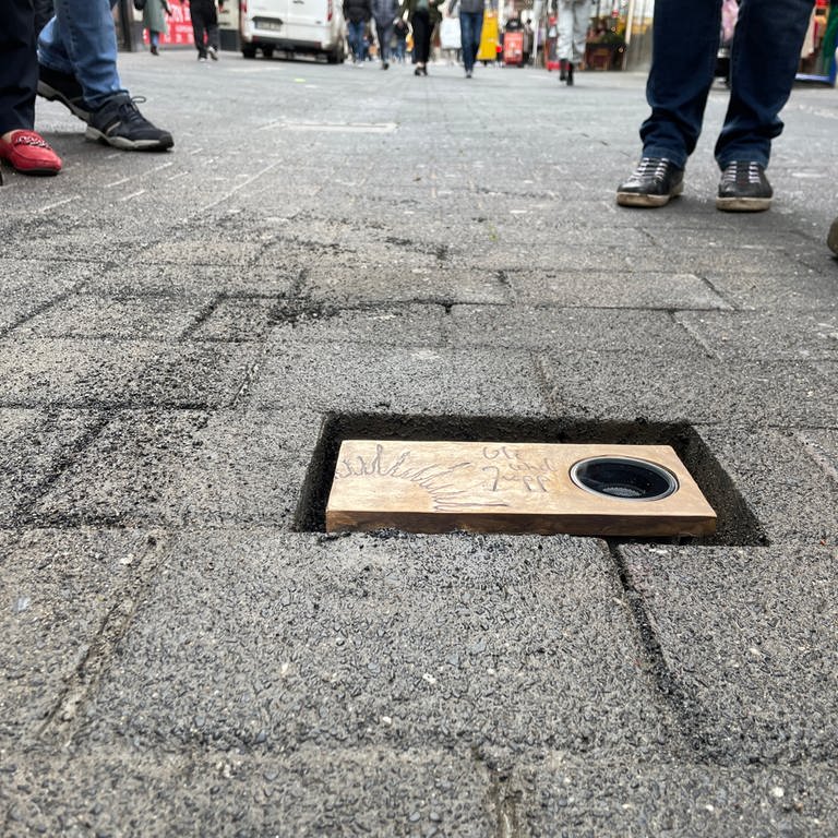 In der Trierer Fußgängerzone sind fünf Plaketten im Boden eingelassen worden mit den Namen der Opfer der Amokfahrt vom 1.12.2020