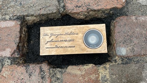 Rund drei Jahre nach der Amokfahrt in Trier erinnern jetzt Gedenkplaketten in der Fußgängerzone an die Todesopfer.