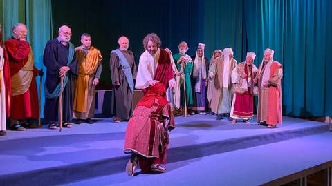 Bis zu 100 Darstellerinnen und Darsteller in vielfältigen bunten Kostümen stehen ab der Fastenzeit auf der Bühne in St. Nikolaus. (Foto: SWR, Anna-Carina Blessmann)