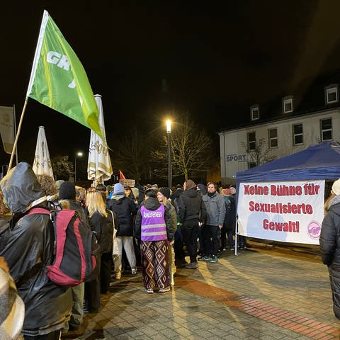 200 Menschen sind dem Protestaufruf anlässlich des Lindemann-Konzerts in Trier gefolgt (Foto: SWR)